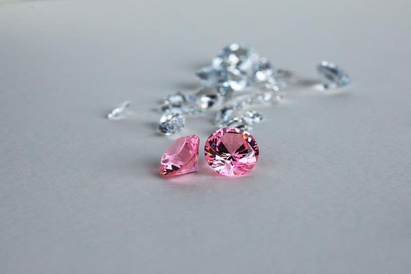 Diamant coloré et taillé en rond cultivé en laboratoire.