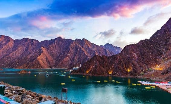 Vue magnifique du barrage ou lac de Hatta et des montagnes de Hajar.