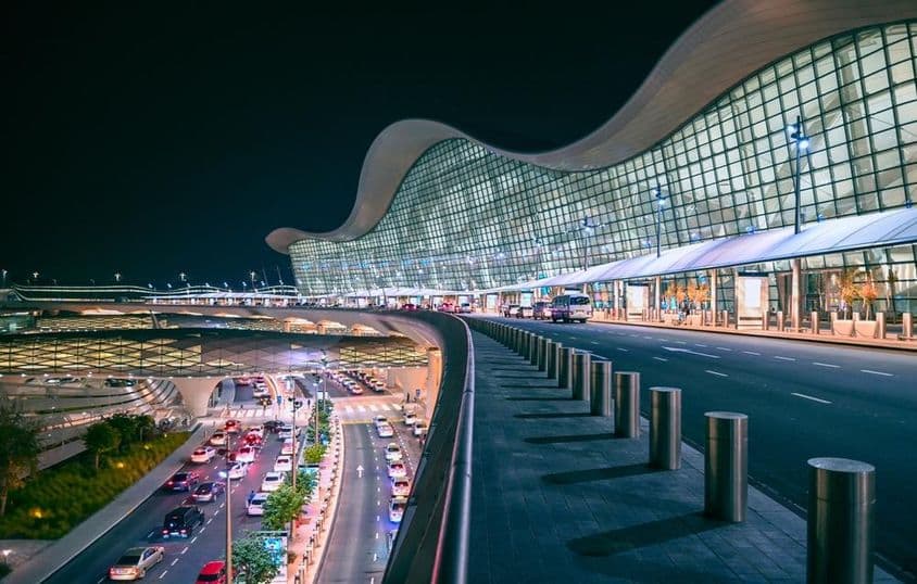 Vue panoramique du nouvel aéroport international Zayed la nuit à Abu Dhabi.