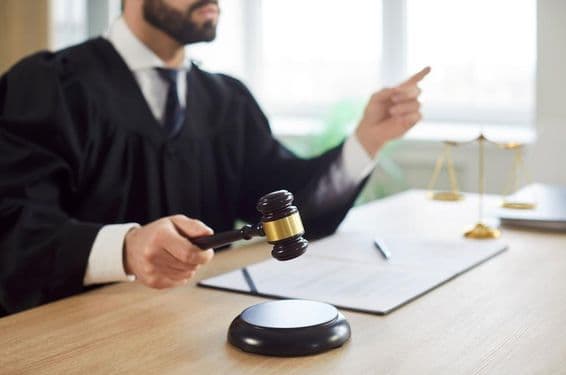 Le juge frappe et le tribunal délivre un jugement dans la salle d'audience.