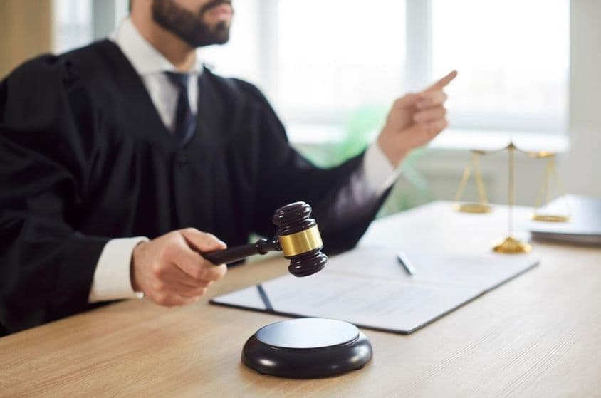 Le juge frappe et le tribunal délivre un jugement dans la salle d'audience.