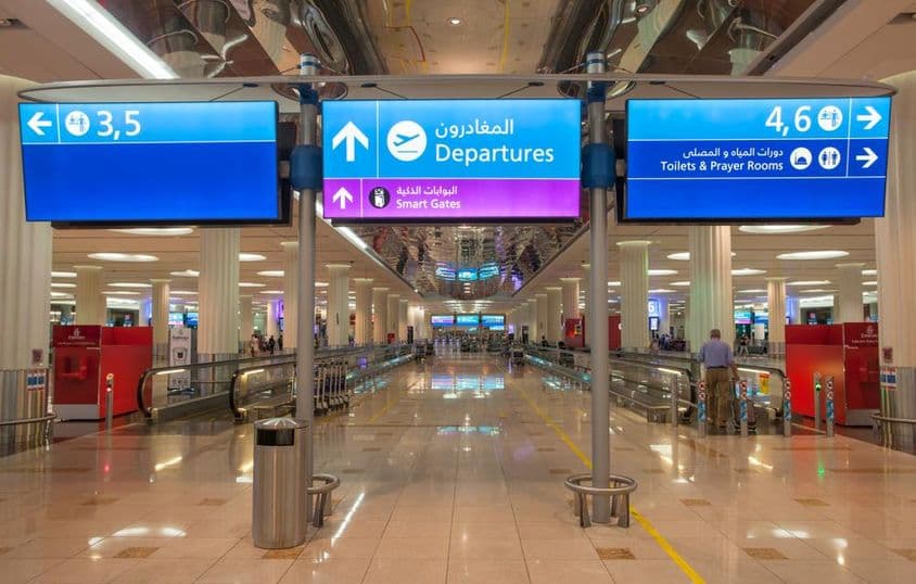 Panneau Départs à l'Aéroport International de Dubaï.