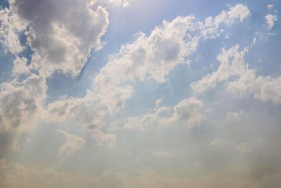 Ciel nuageux pittoresque avec de beaux nuages et paysage nuageux à Dubaï.