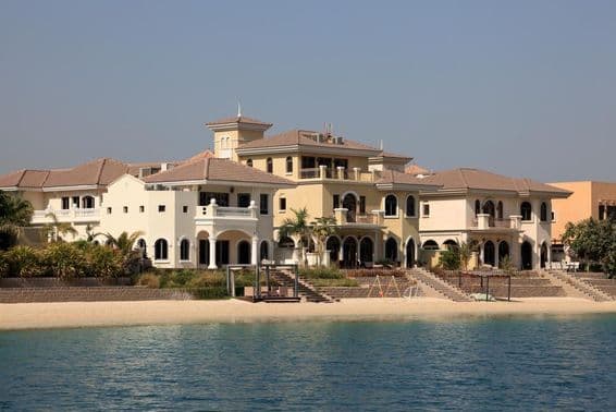 Villas en bord de mer à Palm Jumeirah à Dubaï.