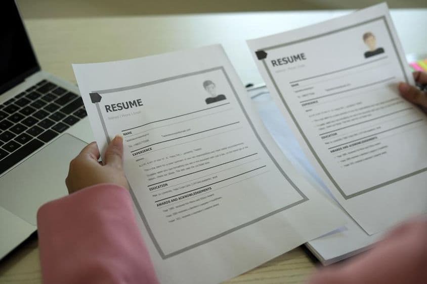 Une jeune responsable RH asiatique lisant un CV.