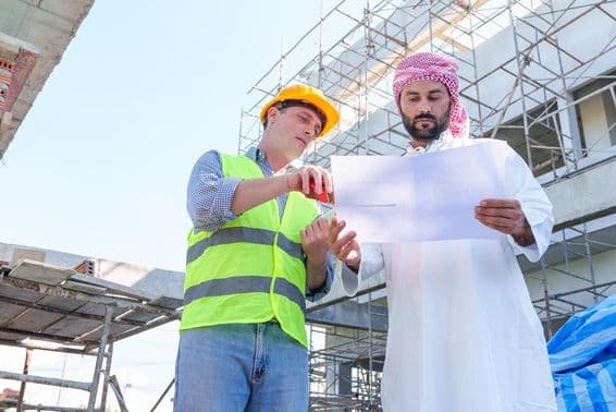 Ingénieur civil montrant un plan.