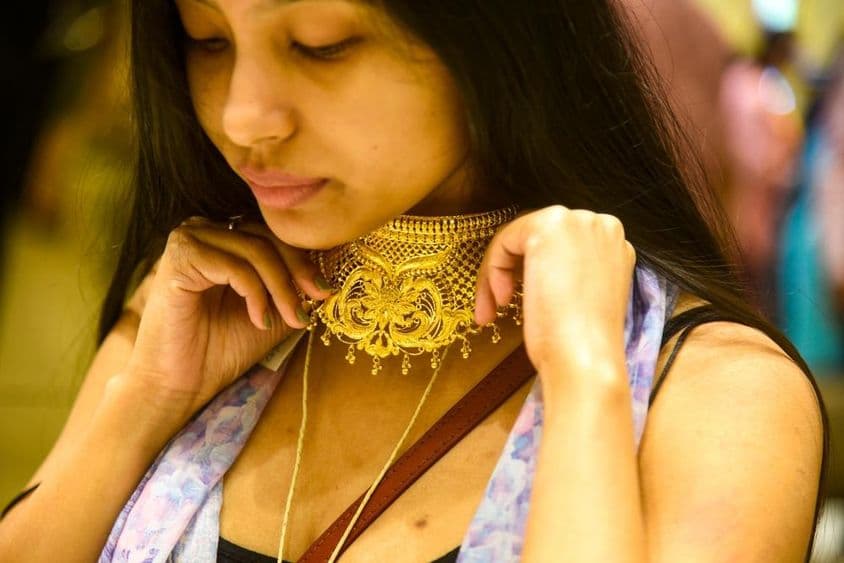 Une femme essaie des bijoux pour Dhanteras.