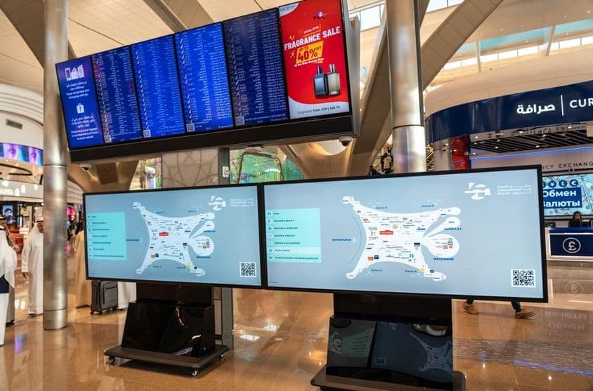 Informations de vol sur les écrans des terminaux de l'Aéroport International Zayed d'Abu Dhabi.