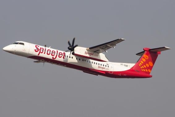 Un avion Bombardier Q400 Dash 8 de SpiceJet décolle de l'aéroport de Mumbai.