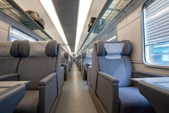 Une cabine de première classe vide dans un train moderne européen.