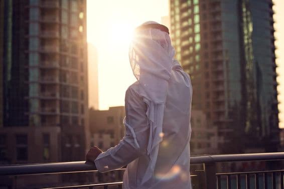 Homme arabe regardant le coucher du soleil à Dubaï.