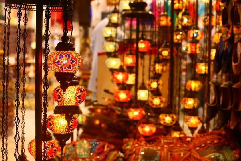 Lanterne arabe traditionnelle suspendue dans une rue de Dubaï la nuit.