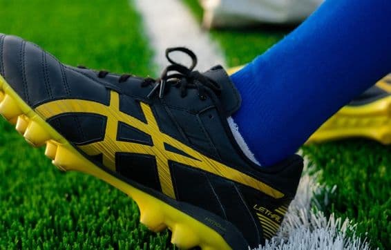 Stade de Dubaï et chaussure de football.