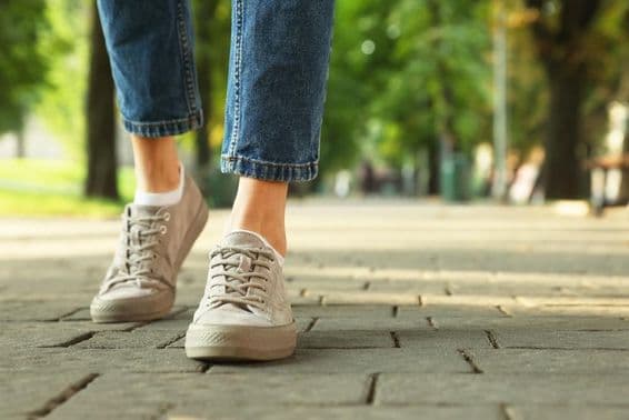 Femme marchant avec des baskets à la mode dans une rue de la ville.