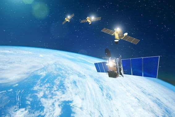 Ensemble de satellites en orbite terrestre en ligne.