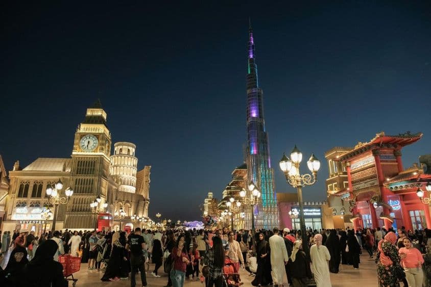 Dans le cadre du festival de shopping de Dubaï, Global Village attire les touristes.