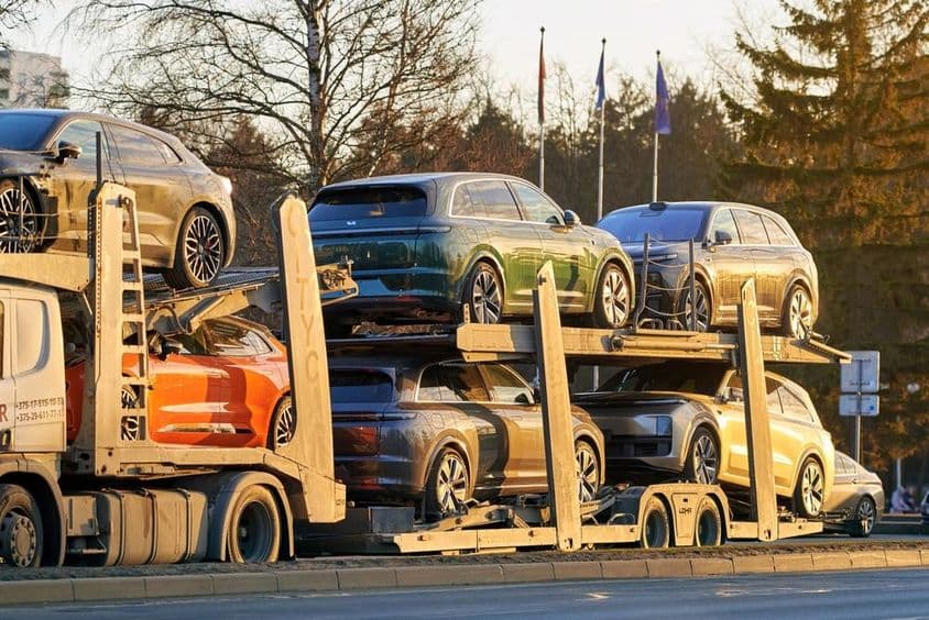 SUV chinois neufs transportés par Li Auto.