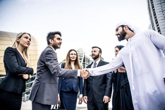 Homme d'affaires arabe et occidental discutant du travail.