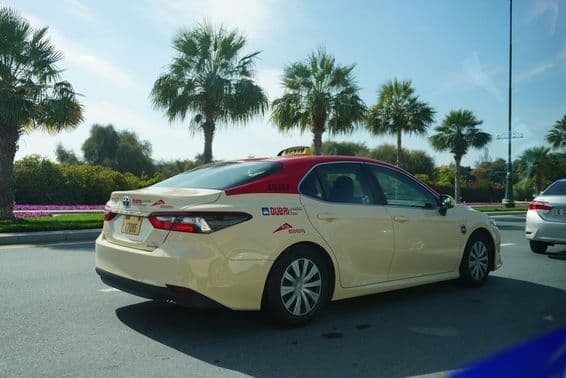 Taxi de Dubaï dans la rue de la ville.