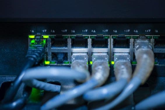 Commutateur gigabit et câble réseau.