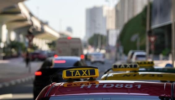 Lampe de taxi de Dubaï dans les rues de la ville.