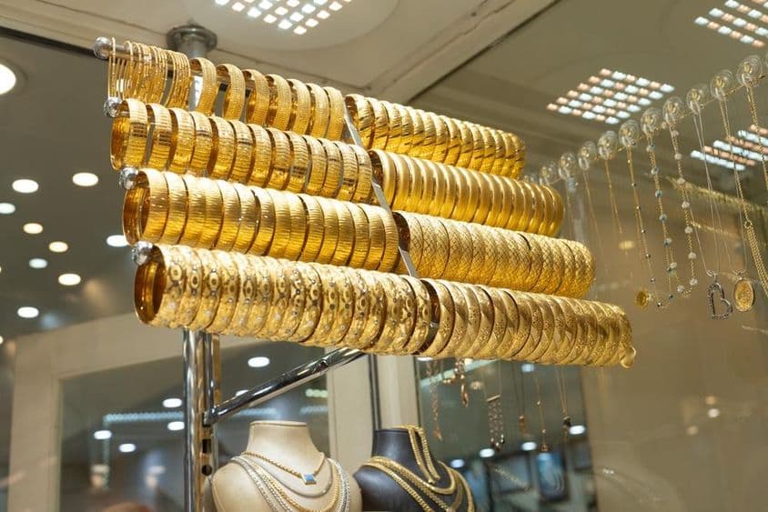 Bracelets en or dans une vitrine.