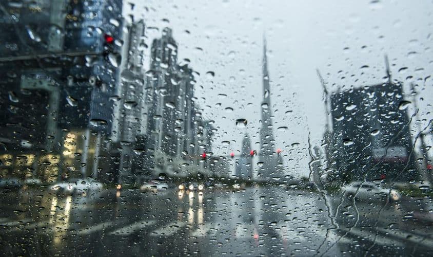 Pluie à Dubaï, les paysages urbains apparaissent flous à l'arrière-plan.