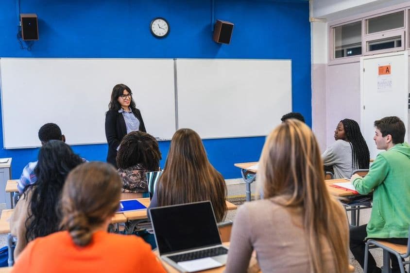 Des lycéens multinationaux écoutant leur enseignant.