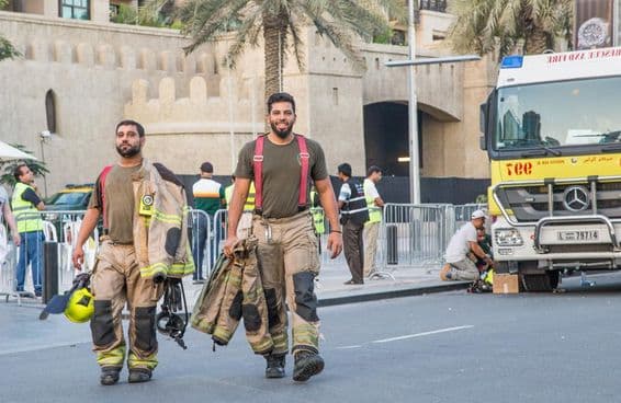 Pompiers s'éloignant du bâtiment Address Burj Downtown Dubaï.