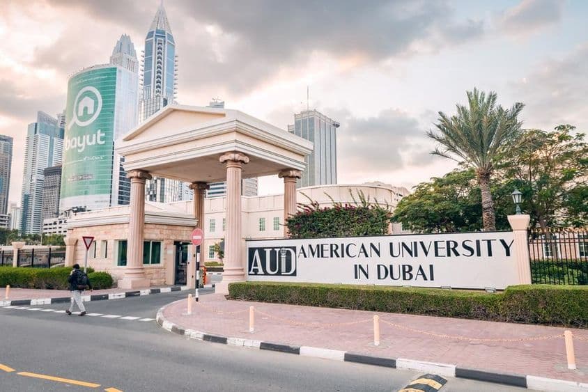 Entrée principale d'une université américaine dans Dubai Internet City.
