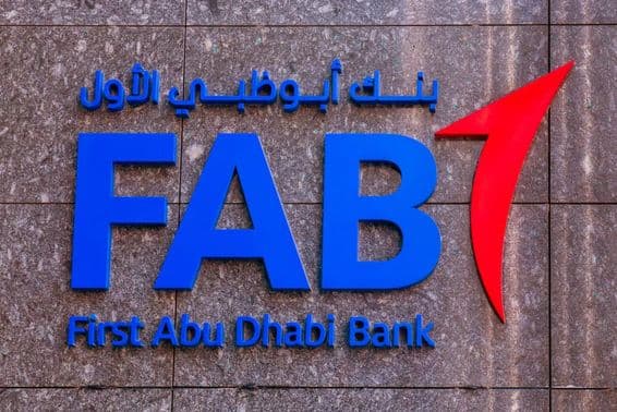 Le logo de la First Abu Dhabi Bank (FAB) sur le mur d'une succursale bancaire.