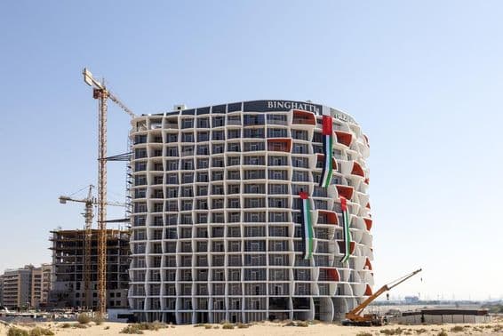Binghatti Holding construit un immeuble d'appartements moderne à Dubaï.