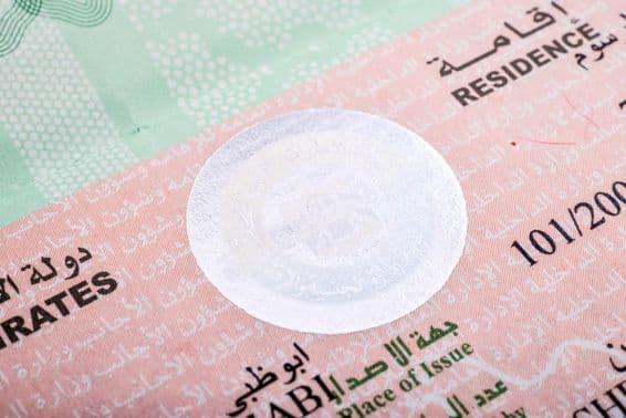 Visa de résidence des Émirats arabes unis tamponné dans un passeport.