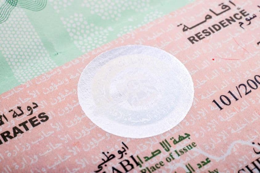 Visa de résidence des Émirats arabes unis tamponné dans un passeport.