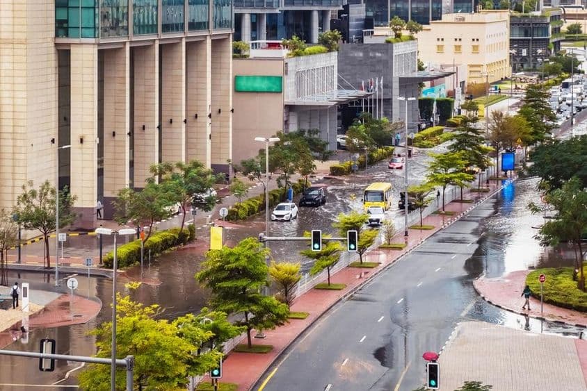 Dubaï, forte pluie et rue inondée aux Émirats arabes unis.