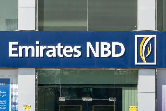 Enseigne de la banque Emirates NBD au-dessus d'une entrée.