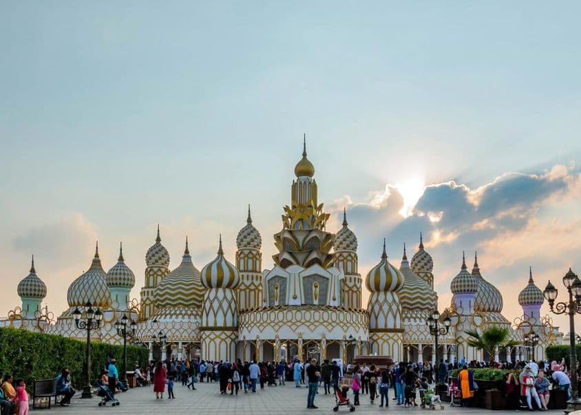 Réplique de l'entrée principale du Global Village à Dubaï, Émirats Arabes Unis.