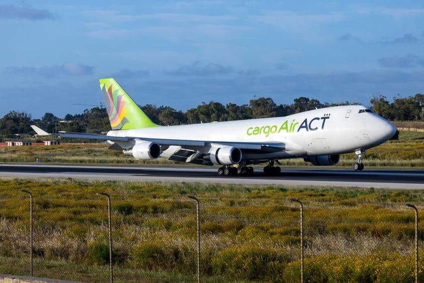 Avion ACT Airlines Boeing 747-428ERF (REG : LZ-CJB) arrivant tôt le matin.
