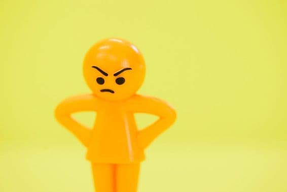 Poupée colorée en colère.