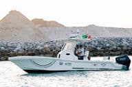 Des officiers de police dans un bateau à moteur le long du littoral de Dubaï.