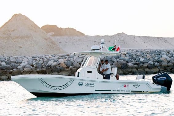 Des officiers de police dans un bateau à moteur le long du littoral de Dubaï.