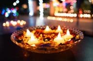 Lampes à huile de Diwali dans un bol.