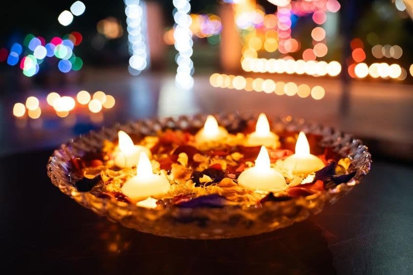 Lampes à huile de Diwali dans un bol.