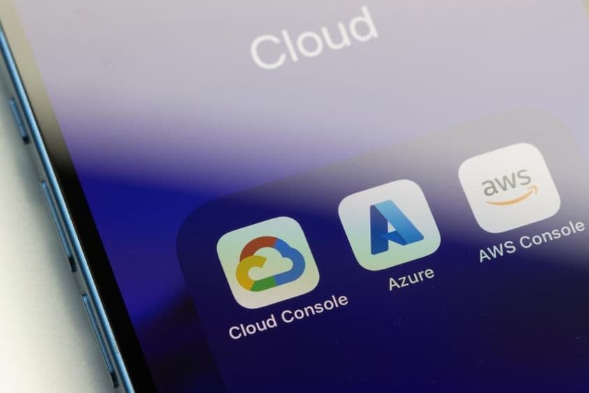 Gros plan sur les icônes d'application des trois principaux fournisseurs de services de cloud computing sur un iPhone.