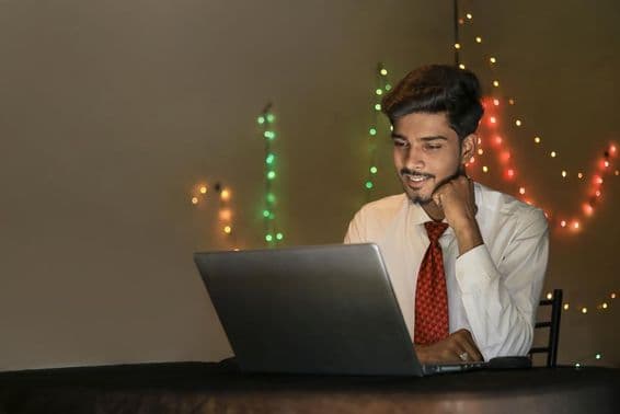 Jeune homme indien travaillant pendant la célébration de Diwali dans les bureaux.