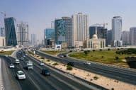 Vue de la ville de Dubaï et de l'autoroute avec de nombreuses voitures.