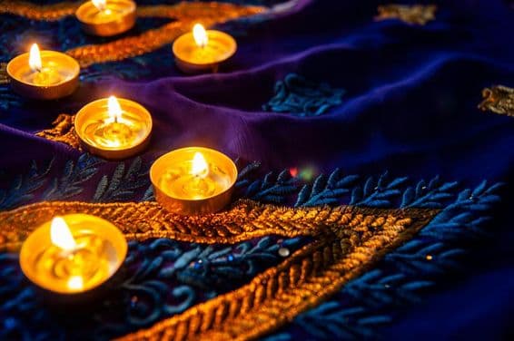 Éclairage de Diwali sur un sari bleu avec broderie dorée.