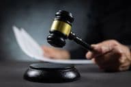 Juge avec marteau rendant un jugement au tribunal.