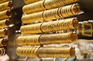 Bracelets en or dans la vitrine d'une bijouterie.