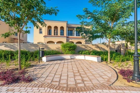 Aire de jeux et aire de sport dans la communauté Serena Villa à Dubai Land.